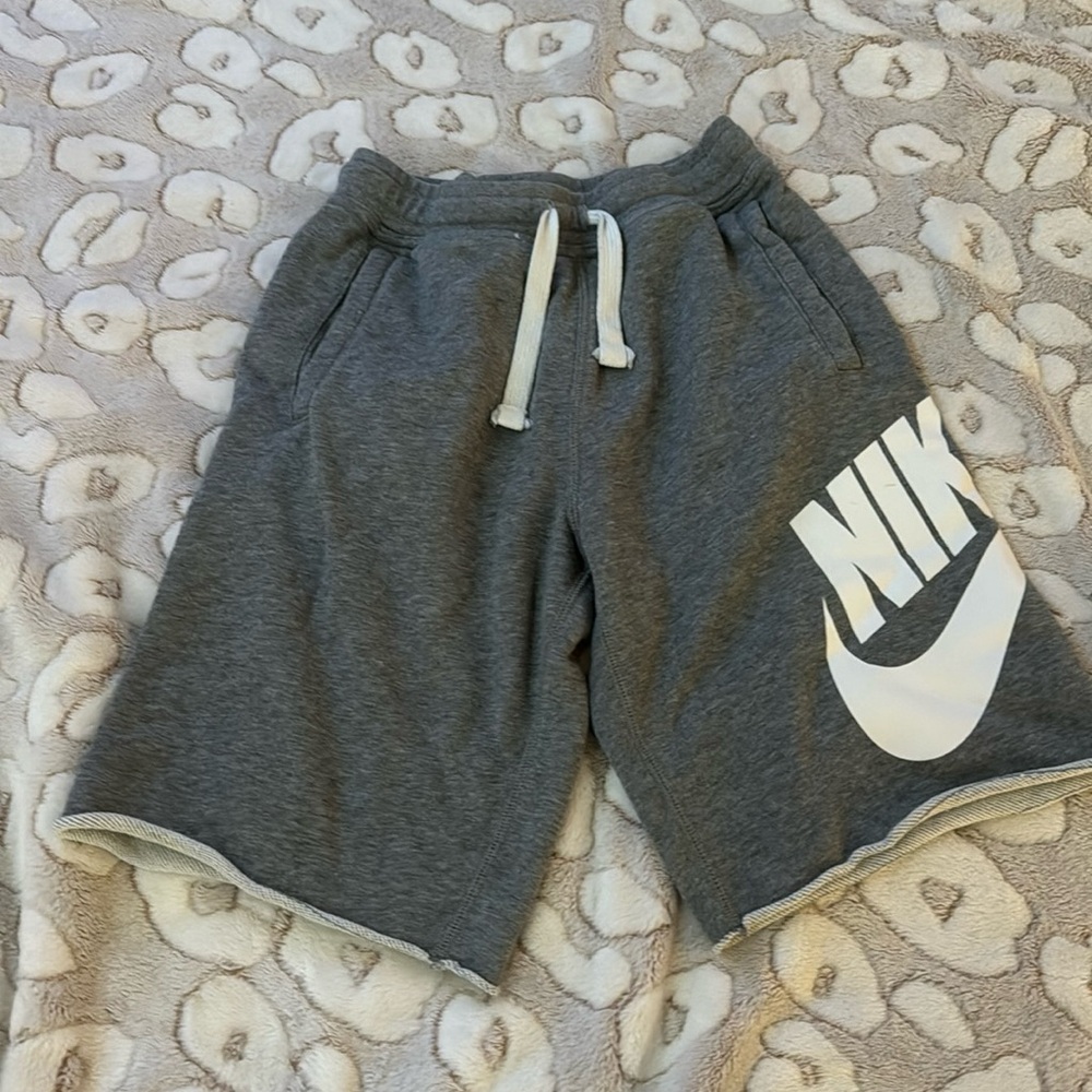Nike boys, basketball shorts size medium